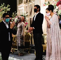 Bila biasanya para tamu undangan mengucapkan selamat kepada sang pengantin dengan bersalaman maupun berpelukan, di masa pandemi COVID-19 kebiasaan tersebut digantikan dengan menangkupkan tangan sebagai bentuk ucapan selamat. Hal itu dilakukan guna mengantisipasi penyebaran COVID-19.
