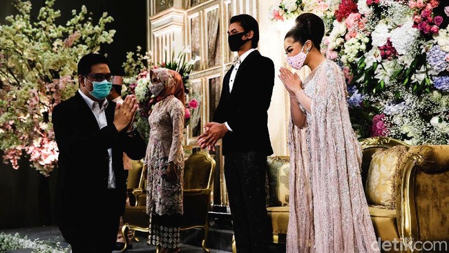 Bila biasanya para tamu undangan mengucapkan selamat kepada sang pengantin dengan bersalaman maupun berpelukan, di masa pandemi COVID-19 kebiasaan tersebut digantikan dengan menangkupkan tangan sebagai bentuk ucapan selamat. Hal itu dilakukan guna mengantisipasi penyebaran COVID-19.