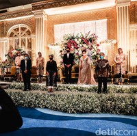 Momen foto bersama juga mengalami sedikit modifikasi dengan menerapkan jaga jarak guna menghindari penyebaran virus Corona.