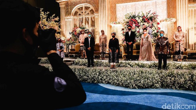 Momen foto bersama juga mengalami sedikit modifikasi dengan menerapkan jaga jarak guna menghindari penyebaran virus Corona.