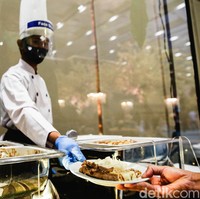 Beragam penerapan protokol kesehatan tersebut dilakukan dengan ketat guna memberikan rasa aman dan nyaman bagi sang penyelenggara acara maupun tamu undangan yang hadir dalam resepsi pernikahan tersebut.