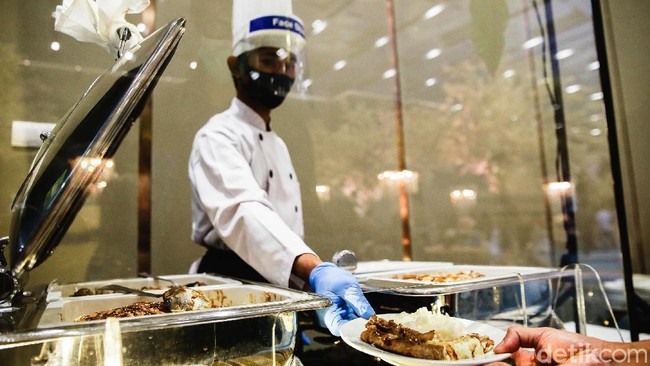 Beragam penerapan protokol kesehatan tersebut dilakukan dengan ketat guna memberikan rasa aman dan nyaman bagi sang penyelenggara acara maupun tamu undangan yang hadir dalam resepsi pernikahan tersebut.