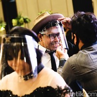 Tak hanya pengantin dan tamu undangan, para pekerja pun diwajibkan mengenakan masker hingga sarung tangan saat bertugas. Bagian tempat penyajian makanan pun disekat dengan kaca plastik guna mengantisipasi penyebaran COVID-19.