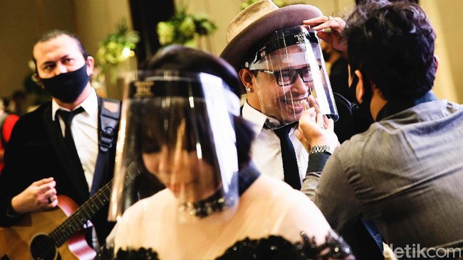 Tak hanya pengantin dan tamu undangan, para pekerja pun diwajibkan mengenakan masker hingga sarung tangan saat bertugas. Bagian tempat penyajian makanan pun disekat dengan kaca plastik guna mengantisipasi penyebaran COVID-19.