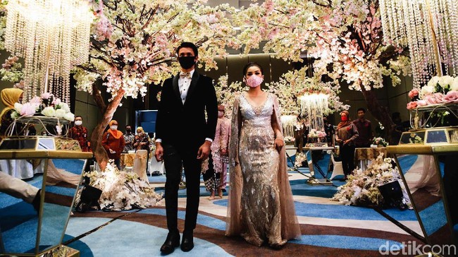 Gelaran resepsi pernikahan mengalami sejumlah modifikasi dalam pelaksanaannya di era new normal. Salah satunya dengan menerapkan sejumlah protokol kesehatan.