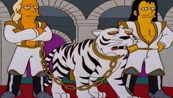 Kembali ke tahun 1993, sebuah episode $pringfield (Or, How I Learned to Stop Worrying and Love Legalized Gambling) menunjukkan pesulap mirip Siegfried dan Roy yang diserang oleh macan kepercayaan mereka. Di 2003, Roy diterkam oleh satu macan putih saat tampil dan mengalami luka. Foto: Fox via The Warp