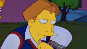 Dibanding Apple (sorry Apple), The Simpson sudah lebih dulu punya smartwatch di salah satu episode mereka tahun 1995. Smartwatch baru ada sekitar tahun 2013. Foto: Fox via The Warp