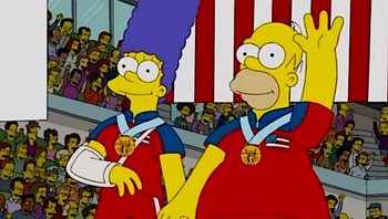 Pada 2010, Homer dan Marge mengalahkan Swedia dan membawa pulang medali emas Olimpiade untuk Tim AS di Mixed Match Curling. Foto: Fox via The Warp