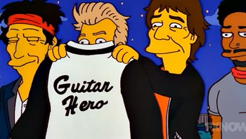 Guitar Hero adalah game populer sejak dirilis 2005. Tapi 2002, The Simpsons sudah memprediksi ketika Mick Jagger dan Keith Richards memberi Hormer sebuah jaket bertuliskan nama game tersebut. Foto: Fox via The Warp