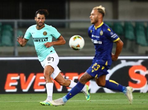 1225987656 VERONA, ITALY - JULY 09: Federico Dimarco (R) of Hellas Verona Calcio scores an own goal during the Serie A match between Hellas Verona and FC Internazionale at Stadio Marcantonio Bentegodi on July 9, 2020 in Verona, Italy. (Photo by Marco Luzzani/Getty Images)
