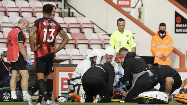 Adam Smith Bournemouth BOURNEMOUTH, ENGLAND - JULY 09: Adam Smith of AFC Bournemouth receives medical treatment during the Premier League match between AFC Bournemouth and Tottenham Hotspur at Vitality Stadium on July 09, 2020 in Bournemouth, England. Football Stadiums around Europe remain empty due to the Coronavirus Pandemic as Government social distancing laws prohibit fans inside venues resulting in all fixtures being played behind closed doors. (Photo by Matt Dunham/Pool via Getty Images)