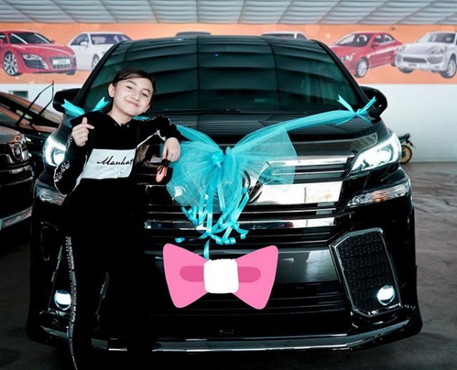 Inilah momen bahagia Alyssa Dezek saat berhasil memiliki mobil pertamanya. Alyssa yang dikenal sebagai YouTuber cilik asal Malaysia membeli mobil Alphard dari penghasilannya sebagai YouTuber. Alhamdullilah ❤️ my first car, tulisnya di Instagram. Foto: Instagram @alyssa_dezek_official