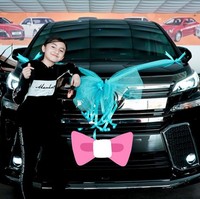 Inilah momen bahagia Alyssa Dezek saat berhasil memiliki mobil pertamanya. Alyssa yang dikenal sebagai YouTuber cilik asal Malaysia membeli mobil Alphard dari penghasilannya sebagai YouTuber. Alhamdullilah ❤️ my first car, tulisnya di Instagram. Foto: Instagram @alyssa_dezek_official