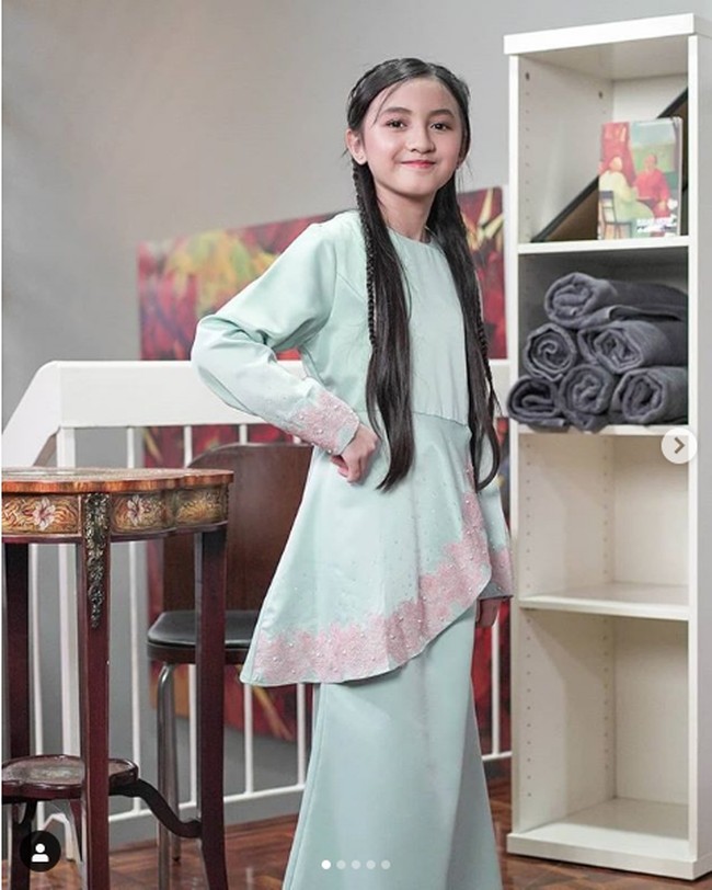 Alyssa Dezek merupakan YouTuber cilik yang memiliki lebih dari 3 juta subscriber. Dia dikenal setelah mengunggah video menyanyikan lagu berjudul Lagu Untuk Kamu sambil bermain ukulele. Videonya itu hingga kini sudah ditonton lebih dari 63 juta kali. Foto: Instagram @alyssa_dezek_official