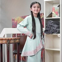 Alyssa Dezek merupakan YouTuber cilik yang memiliki lebih dari 3 juta subscriber. Dia dikenal setelah mengunggah video menyanyikan lagu berjudul Lagu Untuk Kamu sambil bermain ukulele. Videonya itu hingga kini sudah ditonton lebih dari 63 juta kali. Foto: Instagram @alyssa_dezek_official