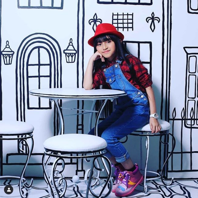 Ibunda Alyssa Dezek, Suzanne Dezek langsung merespon nyinyiran netizen tersebut. Menurut pendapatku, itu adalah uangnya sendiri dan dia ingin membeli mobil yang membuatnya nyaman saat berpergian, bekerja seperti syuting, ujar Suzanne kepada mStar. Foto: Instagram @alyssa_dezek_official