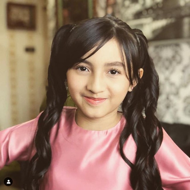 Suzanne mengaku dia dan suaminya sudah membelikan rumah untuk Alyssa dan adiknya Aaron. Dan Alyssa ditegaskannya tetap memprioritaskan pendidikan meski kini aktif di dunia entertainment. Kami juga memiliki tabungan untuk pendidikannya di masa depan, tukasnya. Foto: Instagram @alyssa_dezek_official