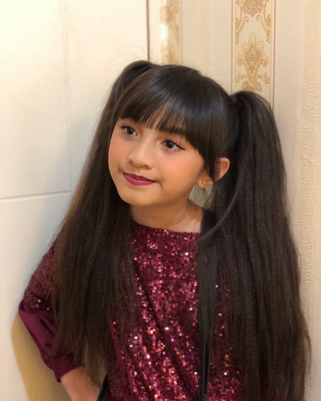 Ibunda Alyssa, Suzanne Dezek mengatakan, untuk kebutuhan sehari-hari mereka tidak mengandalkan dari penghasilan putri mereka yang sukses di YouTube. Foto: Instagram @alyssa_dezek_official