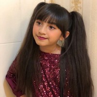 Ibunda Alyssa, Suzanne Dezek mengatakan, untuk kebutuhan sehari-hari mereka tidak mengandalkan dari penghasilan putri mereka yang sukses di YouTube. Foto: Instagram @alyssa_dezek_official