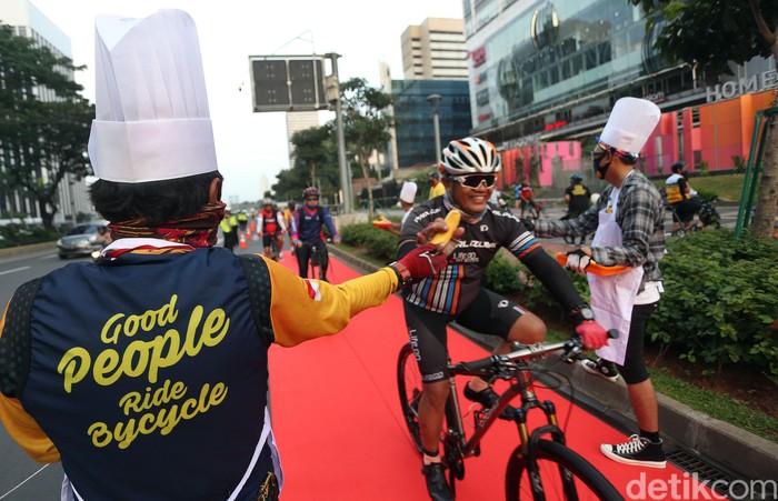 Para pesepeda di ibukota kerap mengeluhkan minimnya jalur yang steril. Sudah banyak lubang, diserobot pula oleh kendaraan. Neraka! Keluhan ini dijawab sejumlah relawan berseragam chef resto bintang 5 dalam sebuah aksi simpatik di Jl Sudirman, Jaksel.