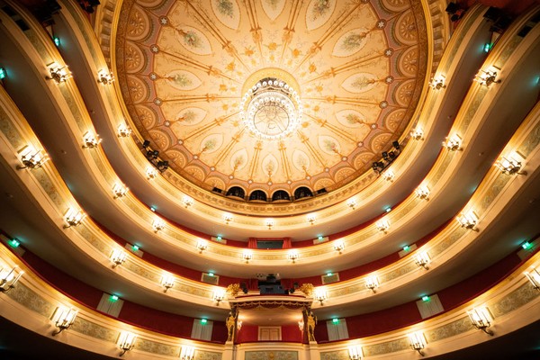 Gedung opera Staatstheater am Gärtnerplatz yang dirancang oleh Michael Reiffenstuel ini dibuka pada 4 November 1865 sebagai teater utama kedua di kota setelah Teater Nasional. Gedung opera Staatstheater am Gärtnerplatz yang dirancang oleh Michael Reiffenstuel ini dibuka pada 4 November 1865 sebagai teater utama kedua di kota setelah Teater Nasional.
