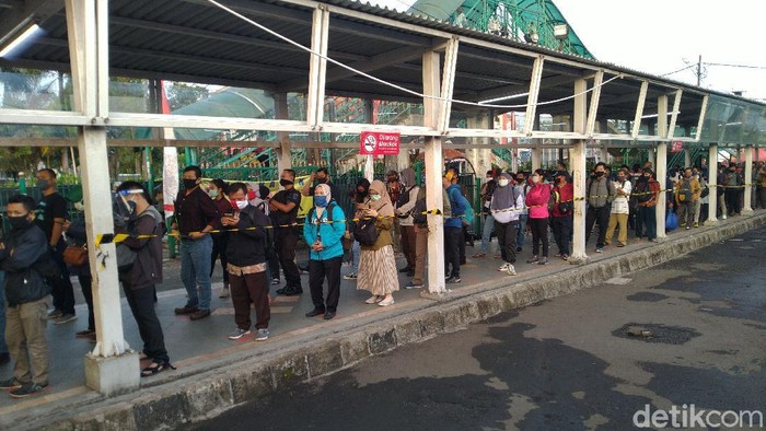 Antrean di Stasiun Bogor pukul 06.26 WIB.