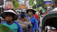Sejumlah tukang becak pun mengantre dengan membawa daun jati maupun plastik untuk ditukar dengan Nasi Berkat tersebut.