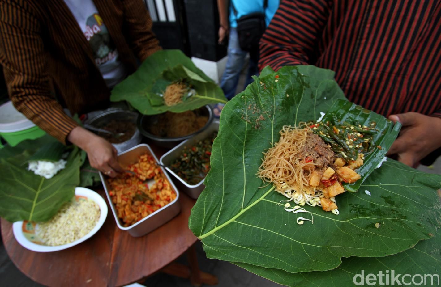 Sejumlah tukang becak antre untuk dapatkan Nasi Berkat di Sukoharjo. Untuk dapatkan Nasi Berkat para tukang becak membawa plastik atau daun jati untuk ditukar.