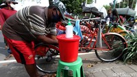Menariknya, sebagai salah satu upaya untuk mencegah penyebaran virus Corona para penarik becak tersebut diwajibkan untuk mencuci tangan dan memakai masker sebelum mendapatkan Nasi Berkat.