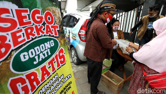 Asyik! Di Solo Plastik dan Daun Jati Bisa Ditukar dengan Nasi Lho Sejumlah tukang becak antre untuk dapatkan nasi berkat di Solo. Untuk mendapatkan nasi berkat para tukang becak membawa plastik atau daun jati untuk ditukar.