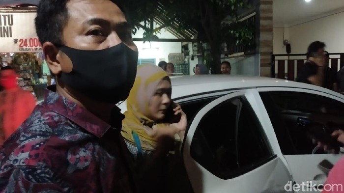 Ayahanda editor Metro TV Yodi Prabowo, Suwandi, berangkat ke kantor polisi untuk diperiksa.