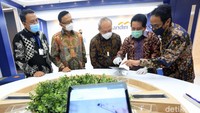 Regional CEO Bank Mandiri Jakarta 2 Harry Gale,  Pejabat Eksekutif Bisnis dan Jaringan Bank Mandiri Aquarius Rudianto, Direktur PT Astra International Tbk. Suparno Djasmin, Wakil Direktur Utama Bank Mandiri Hery Gunardi,  dan EVP Distribution Strategy Bank Mandiri Agus Haryoto Widodo saat mencoba salah satu aplikasi digital Bank Mandiri di sela peresmian pengoperasian Kantor Cabang Pembantu (KCP) Menara Astra di Jakarta, Kamis (9/7/2020).
