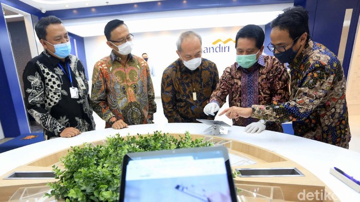 Bank Mandiri Buka Kantor Edu-Branch Bank Mandiri meresmikan pengoperasian kantor cabang modern dengan konsep edukatif (Edu-Branch) di Menara Astra, Jakarta. Kantor ini mengadopsi teknologi digital.