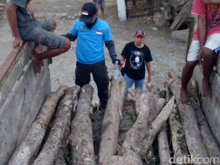 barang bukti pencurian kayu oleh 2 pelajar di blora
