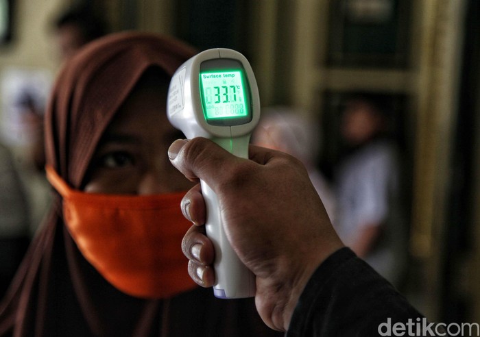 Chief Agency Officer PT Avrist Assurance M Irsan Zainuddin dan Head of Corporate Marketing Communications PT Avrist Assurance Ernest Febrianto memberikan bantuan santunan kepada anak yatim di Panti Asuhan Muslim Jakarta Pusat, Jumat (10/7). Dalam rangka memperingati 45 tahun berkarya di Indonesia, PT Avrist Assurance secara serentak membagikan total 4.500 paket makanan dan sumbangan donasi anak yatim piatu di 11 kota di Indonesia.