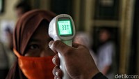 PT Avrist Assurance memberikan bantuan santunan kepada anak yatim di Panti Asuhan Muslim Jakarta Pusat, Jumat (10/7). 