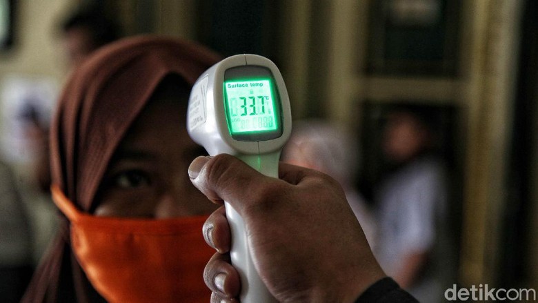 Begini Suasana Pemberian Santunan Anak Yatim di Era New Normal Chief Agency Officer PT Avrist Assurance M Irsan Zainuddin dan Head of Corporate Marketing Communications PT Avrist Assurance Ernest Febrianto memberikan bantuan santunan kepada anak yatim di Panti Asuhan Muslim Jakarta Pusat, Jumat (10/7). Dalam rangka memperingati 45 tahun berkarya di Indonesia, PT Avrist Assurance secara serentak membagikan total 4.500 paket makanan dan sumbangan donasi anak yatim piatu di 11 kota di Indonesia.