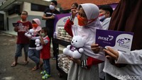 Para penerima santunan juga wajib memakai masker. Dalam rangka memperingati 45 tahun berkarya di Indonesia, PT Avrist Assurance secara serentak membagikan total 4.500 paket makanan dan sumbangan donasi anak yatim piatu di 11 kota di Indonesia.
