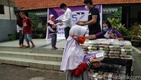 Anak-anak ini antre dengan tertib menerima bantuan dan paket makanan dari donatur. 