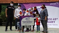 Pemberian santunan dihadiri oleh Chief Agency Officer PT Avrist Assurance M Irsan Zainuddin dan Head of Corporate Marketing Communications PT Avrist Assurance Ernest Febrianto.