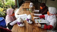 Sejumlah anak yatim sedang belajar di sela-sela pemberian santunan.