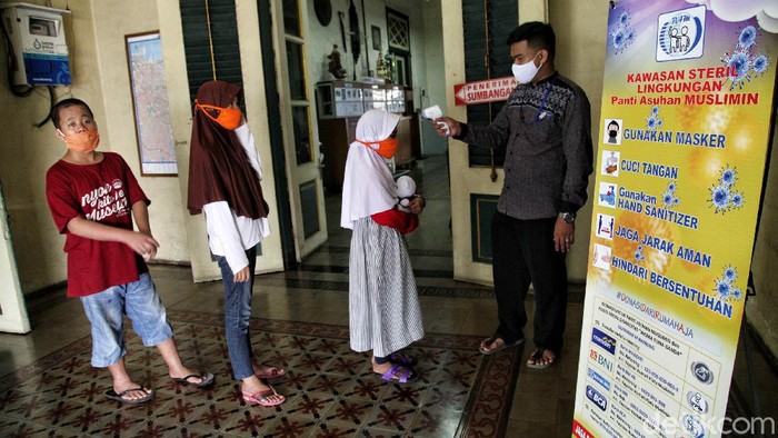 Begini Suasana Pemberian Santunan Anak Yatim di Era New Normal Chief Agency Officer PT Avrist Assurance M Irsan Zainuddin dan Head of Corporate Marketing Communications PT Avrist Assurance Ernest Febrianto memberikan bantuan santunan kepada anak yatim di Panti Asuhan Muslim Jakarta Pusat, Jumat (10/7). Dalam rangka memperingati 45 tahun berkarya di Indonesia, PT Avrist Assurance secara serentak membagikan total 4.500 paket makanan dan sumbangan donasi anak yatim piatu di 11 kota di Indonesia.