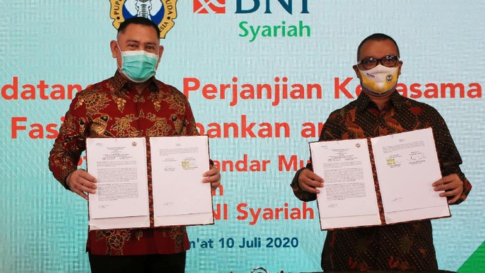 Direktur Utama BNI Syariah Abdullah Firman Wibowo dan Direktur Utama PT Pupuk Iskandar Muda Husni Ahmad Zaki menghadiri langsung penandatangan kerja sama di Kantor Pusat BNI Syariah, Jakarta Selatan, Jumat (10/7/2020).