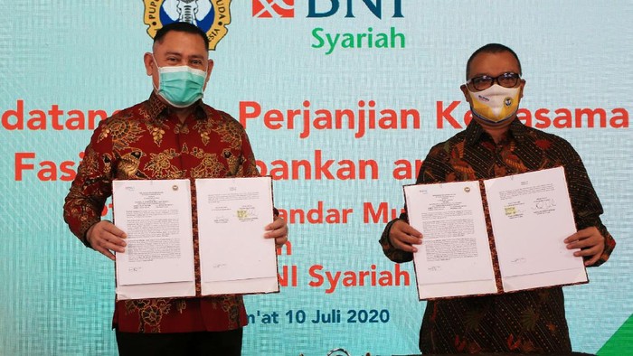 BNI Syariah Gandeng Pupuk Iskandar Muda Direktur Utama BNI Syariah Abdullah Firman Wibowo dan Direktur Utama PT Pupuk Iskandar Muda Husni Ahmad Zaki menghadiri langsung penandatangan kerja sama di Kantor Pusat BNI Syariah, Jakarta Selatan, Jumat (10/7/2020).