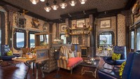 Desain interior hotel yang megah berpadu khas tradisional Bali, perabotan antik dan menyatu dengan alam membuat pengunjung nyaman dan serasa berada di petulangan yang menyenangkan. Tentu saja mereka juga dibuat senang oleh pelayanan staf hotel. (Capella Ubud)