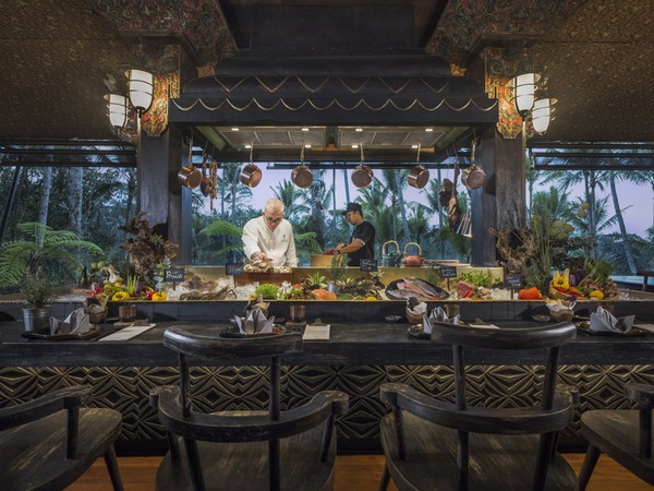 Selain itu untuk menikmati makanan, tamu dapat mampir ke beberapa restoran yang dimiliki Capella Ubud seperti Mads Lange, Api Jiwa, The Mortar and Pestle Bar dan The Camp Fire. Foto: (Capella Ubud) Selain itu untuk menikmati makanan, tamu dapat mampir ke beberapa restoran yang dimiliki Capella Ubud seperti Mads Lange, Api Jiwa, The Mortar and Pestle Bar dan The Camp Fire. Foto: (Capella Ubud)