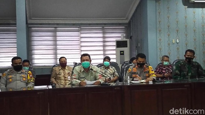 Saat ini Kabupaten Mojokerto masih menjadi zona merah COVID-19. Meski begitu, Bupati Pungkasiadi sudah mengizinkan sejumlah tempat wisata dan tempat karaoke beroperasi.