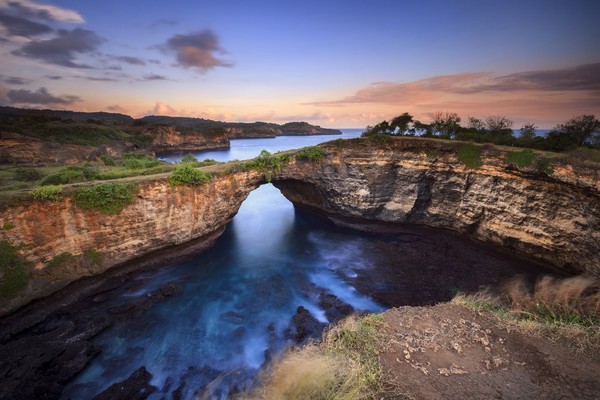 Peringkat ke enam ada di Indonesia yaitu Pulau Bali. Bali dianggap memiliki sejumlah pemandangan yang menarik dengan atraksi yang beragam untuk wisatawan domestik maupun mancanegara. Dok. Humas Kabupaten Klungkung  Peringkat ke enam ada di Indonesia yaitu Pulau Bali. Bali dianggap memiliki sejumlah pemandangan yang menarik dengan atraksi yang beragam untuk wisatawan domestik maupun mancanegara. Dok. Humas Kabupaten Klungkung Â