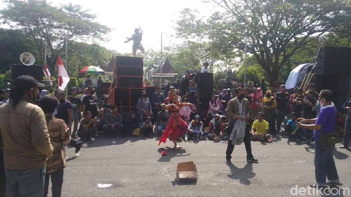 Demo seniman di Cirebon