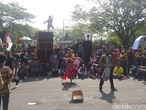 Minta Kelonggaran Aktivitas Kesenian, Seniman Demo di DPRD Cirebon